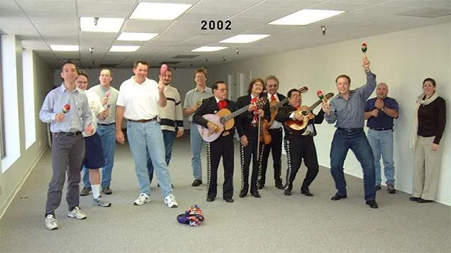 Elon Musk és a SpaceX csapata 2002