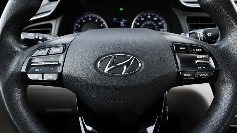 Hyundai Elantra VI 2.0 Automatic Image 9
